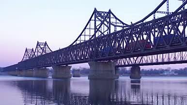 4K高清日转夜延时拍摄中国边境中朝友谊桥视频的预览图